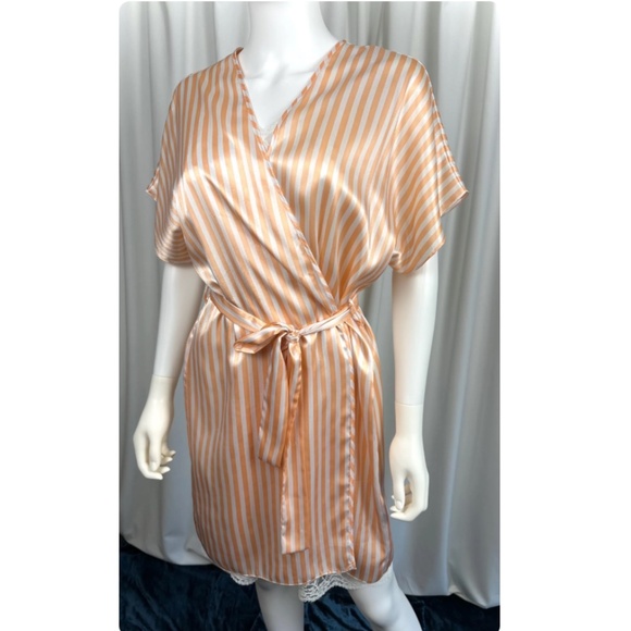 Vintage 1990’s ‘Linda Bis’ Peach & White Striped Satin Robe - Wrap - Belt - S/M - Picture 4 of 10